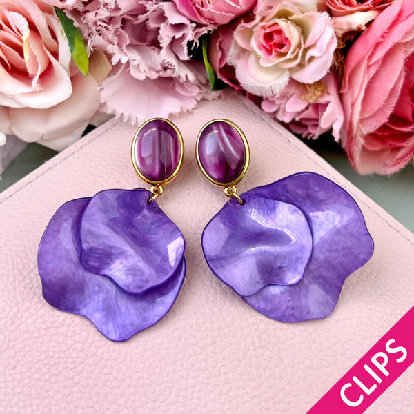Violette Ohrclips mit Blütenblättern