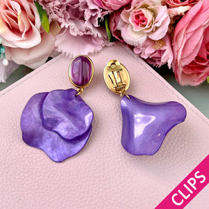 Violette Ohrclips mit Blütenblättern