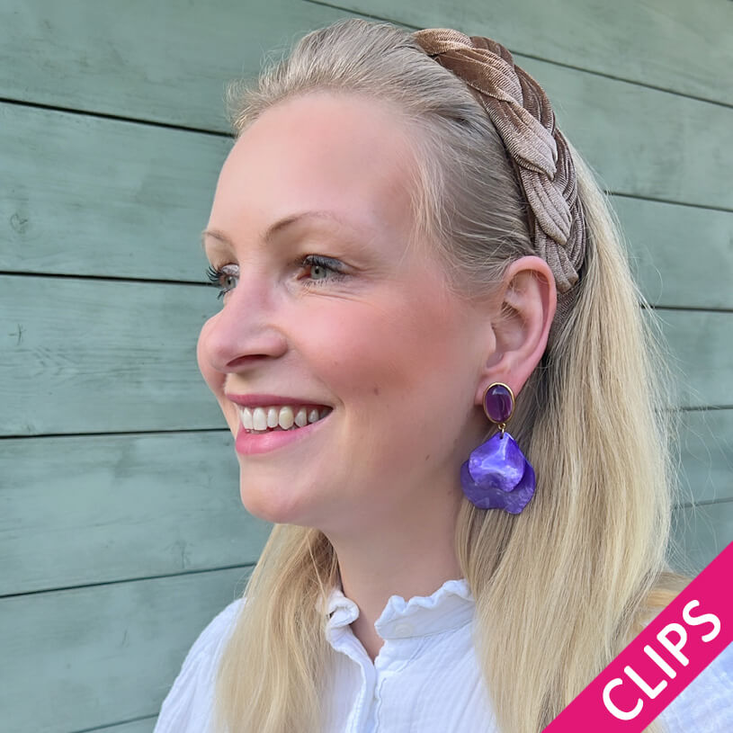 Violette Ohrclips mit Blütenblättern