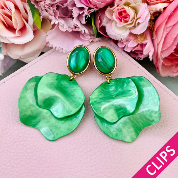 Grüne Ohrclips mit Blütenblättern