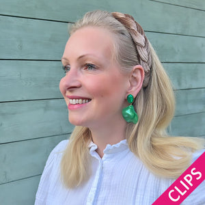 Grüne Ohrclips mit Blütenblättern