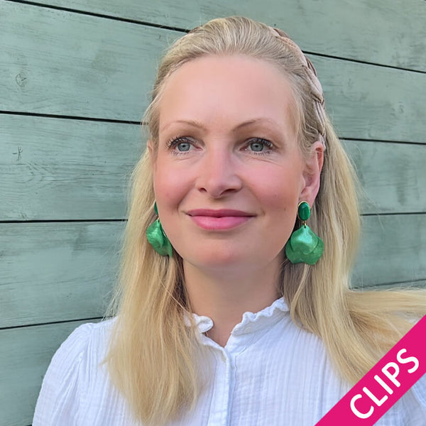 Grüne Ohrclips mit Blütenblättern