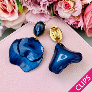 Dunkelblaue Ohrclips mit Blütenblättern