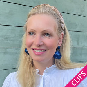 Dunkelblaue Ohrclips mit Blütenblättern