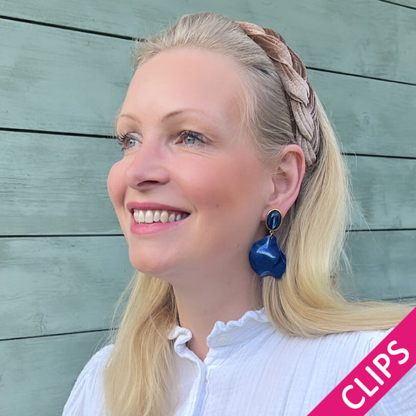 Dunkelblaue Ohrclips mit Blütenblättern
