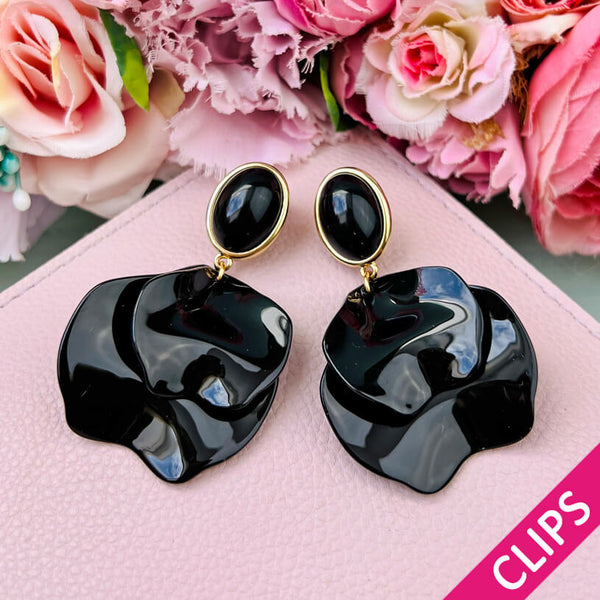 Schwarze Ohrclips mit Blütenblättern