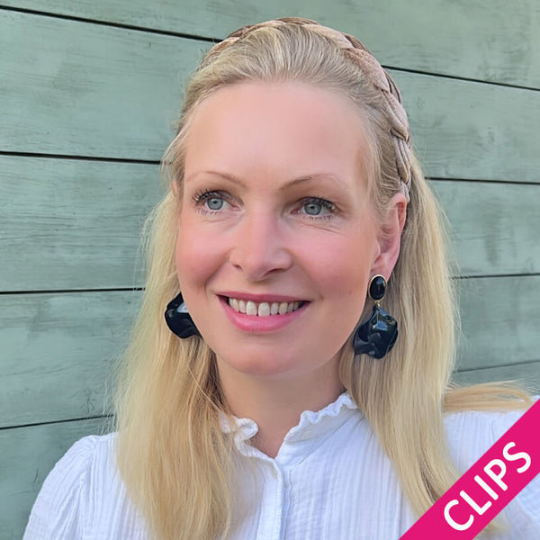 Schwarze Ohrclips mit Blütenblättern