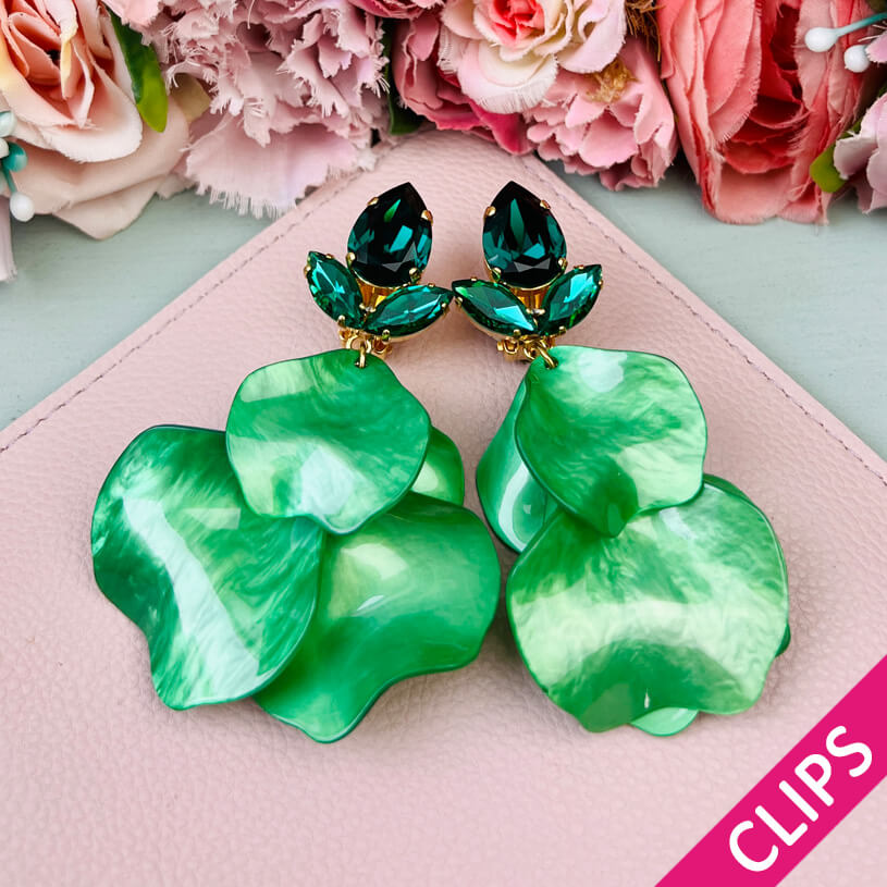 Funkelnde Ohrclips mit grünen Glas-Kristallen und Blütenblättern