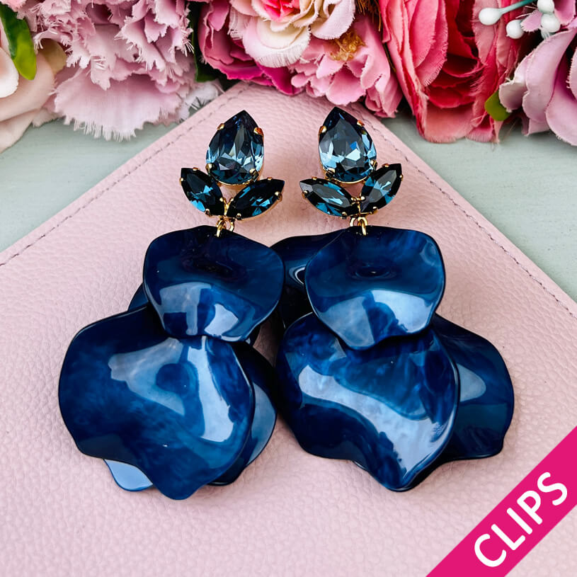 Funkelnde Ohrclips mit dunkelblauen Glas-Kristallen und Blütenblättern