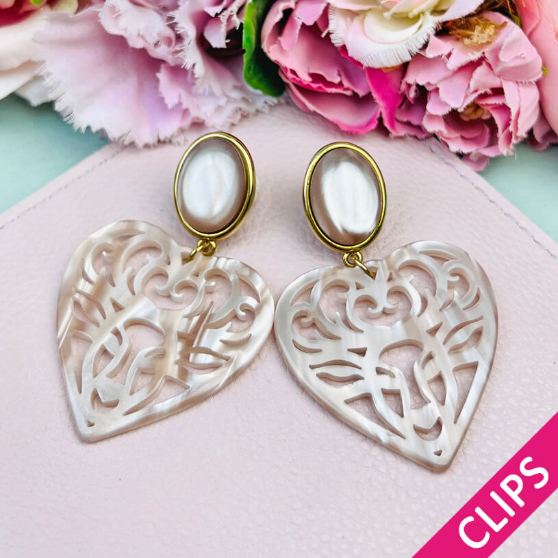 Beige Hirsch-Ohrclips mit Herz-Ornament von AmuseToi