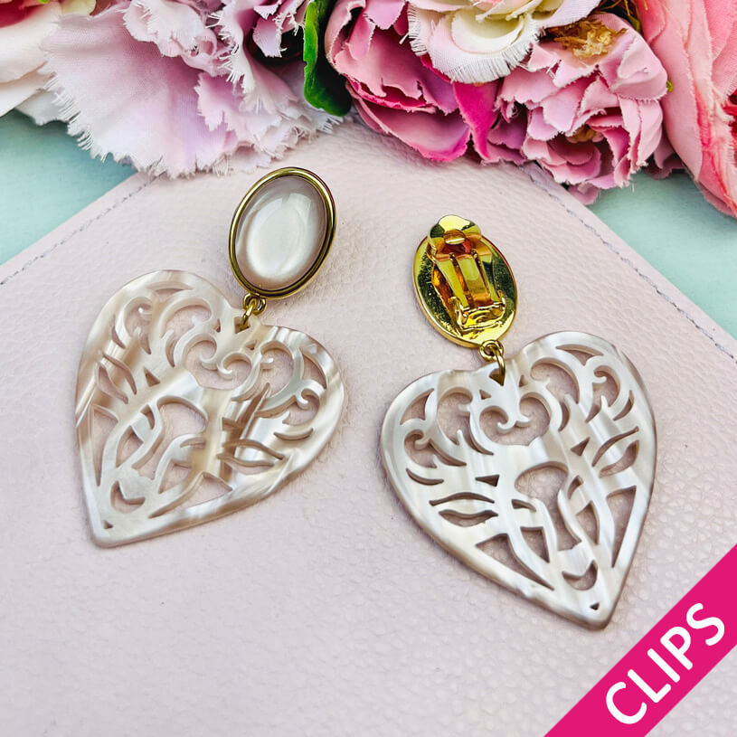 Beige Hirsch-Ohrclips mit Herz-Ornament von AmuseToi