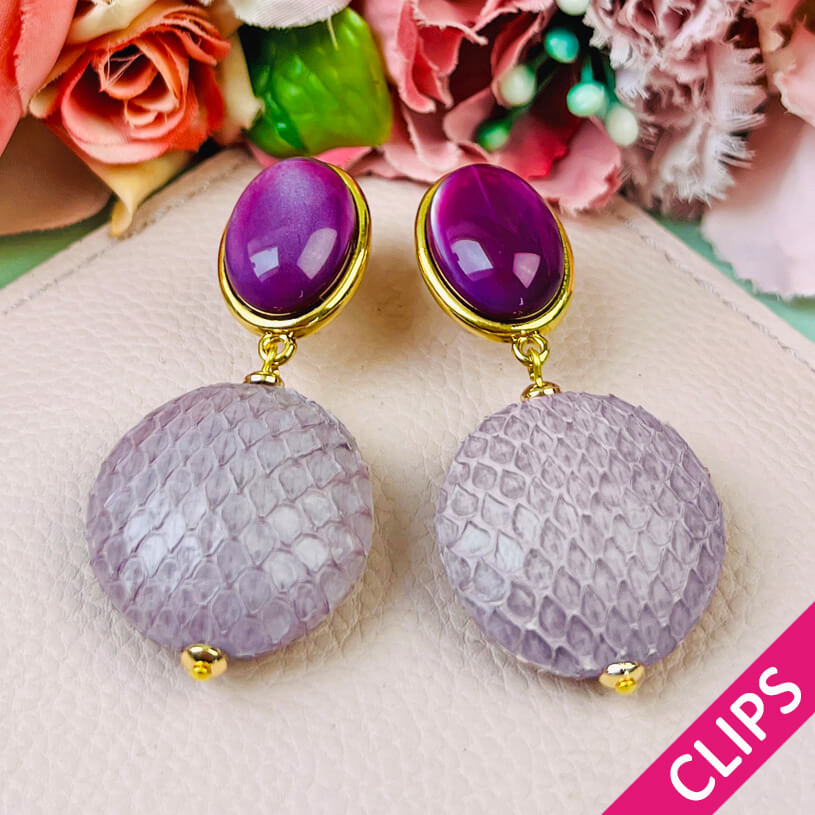 Violette Ohrclips mit fliederfarbenem Anhänger in Schlangenhautoptik