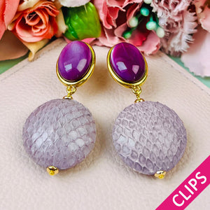 Violette Ohrclips mit fliederfarbenem Anhänger in Schlangenhautoptik