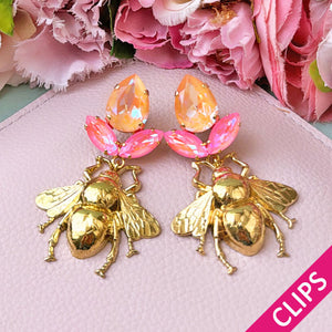 Funkelnde Ohrclips in Pfirsich und Pink mit vergoldeter Hummel