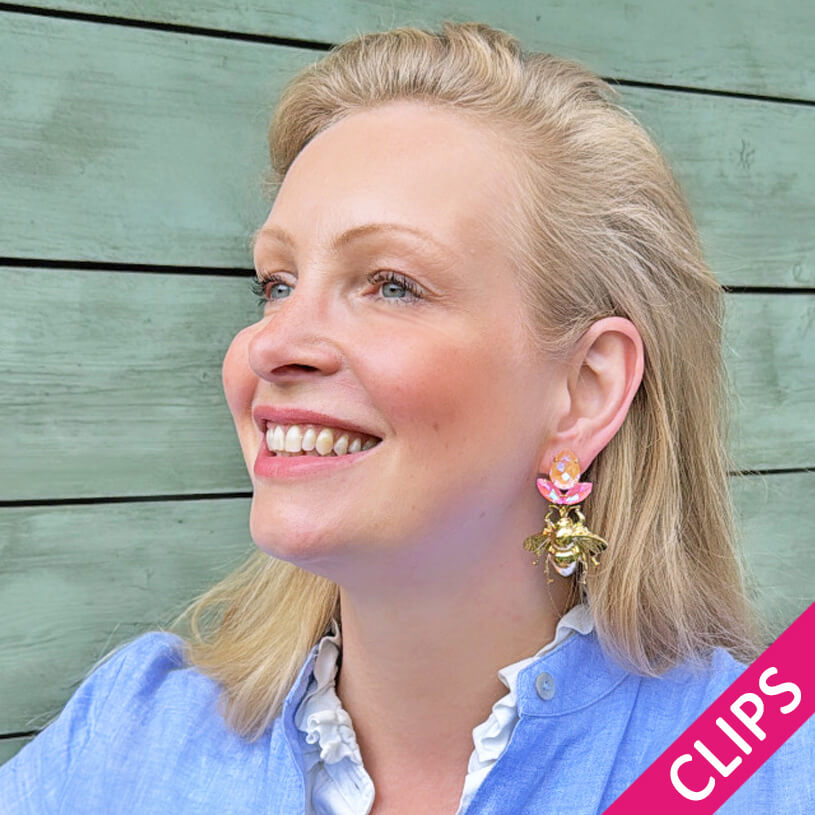 Funkelnde Ohrclips in Pfirsich und Pink mit vergoldeter Hummel