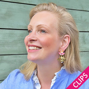 Funkelnde Ohrclips in Pfirsich und Pink mit vergoldeter Hummel