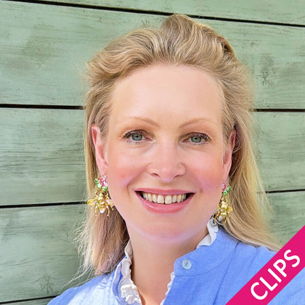 Funkelnde Ohrclips in Rosa und Grün mit vergoldeter Hummel