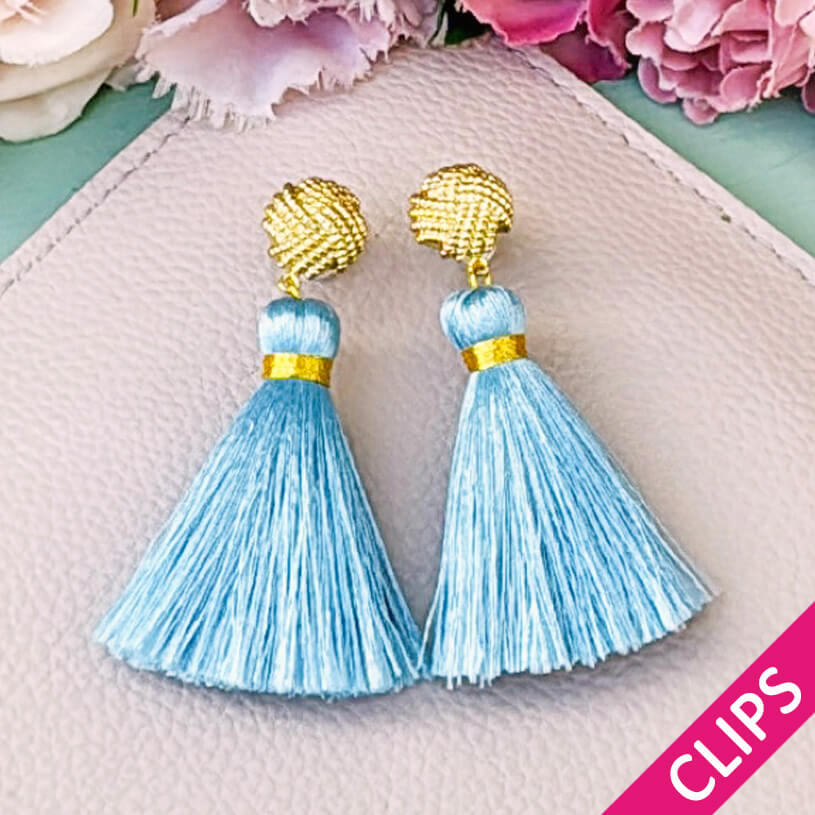 Vergoldete Knoten-Ohrclips mit hellblauer Quaste