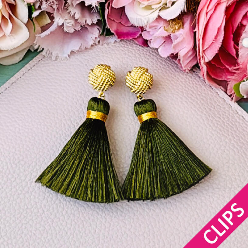 Vergoldete Knoten-Ohrclips mit olivgrüner Quaste