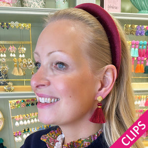 Vergoldete Knoten-Ohrclips mit dunkelroter Quaste