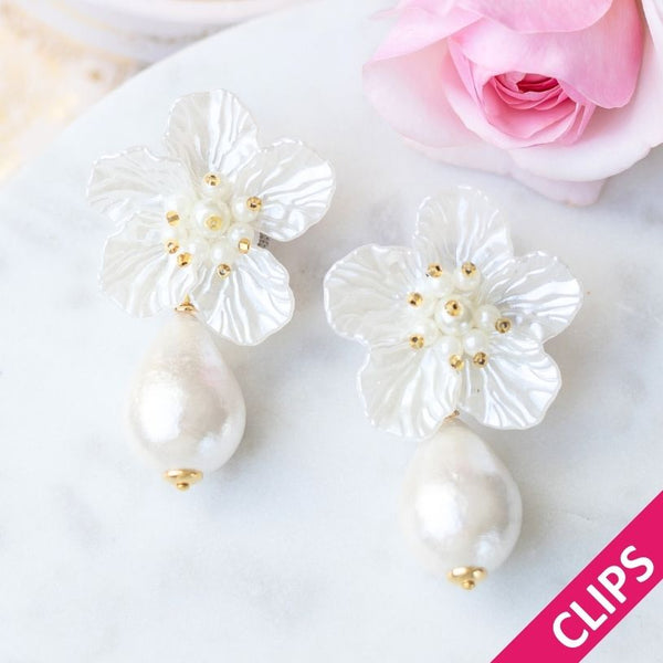 Elegante Blüten-Ohrclips in Weiß mit federleichten Baumwolltropfen