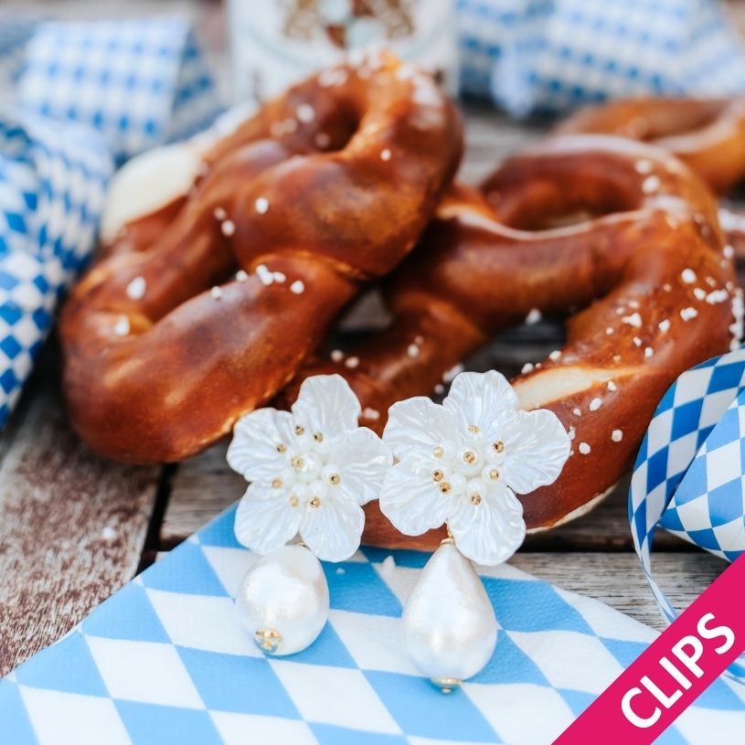 Elegante Blüten-Ohrclips in Weiß mit federleichten Baumwolltropfen