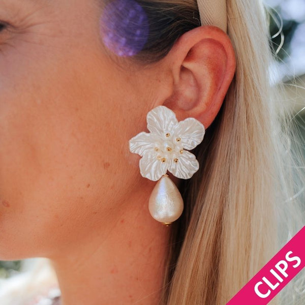 Elegante Blüten-Ohrclips in Weiß mit federleichten Baumwolltropfen