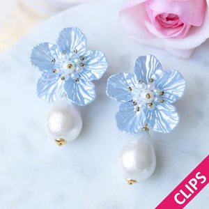 Elegante Blüten-Ohrclips in Hellblau mit federleichten Baumwolltropfen