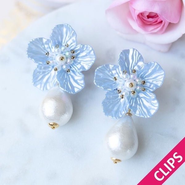 Elegante Blüten-Ohrclips in Hellblau mit federleichten Baumwolltropfen
