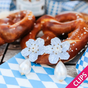 Elegante Blüten-Ohrclips in Hellblau mit federleichten Baumwolltropfen