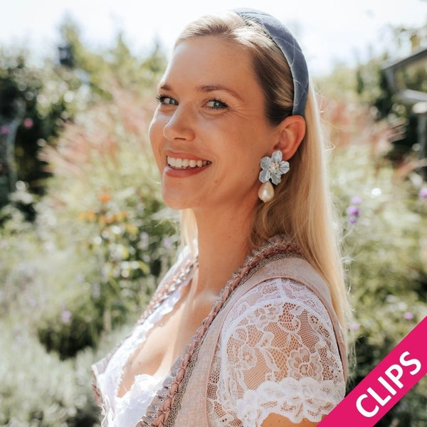 Elegante Blüten-Ohrclips in Hellblau mit federleichten Baumwolltropfen