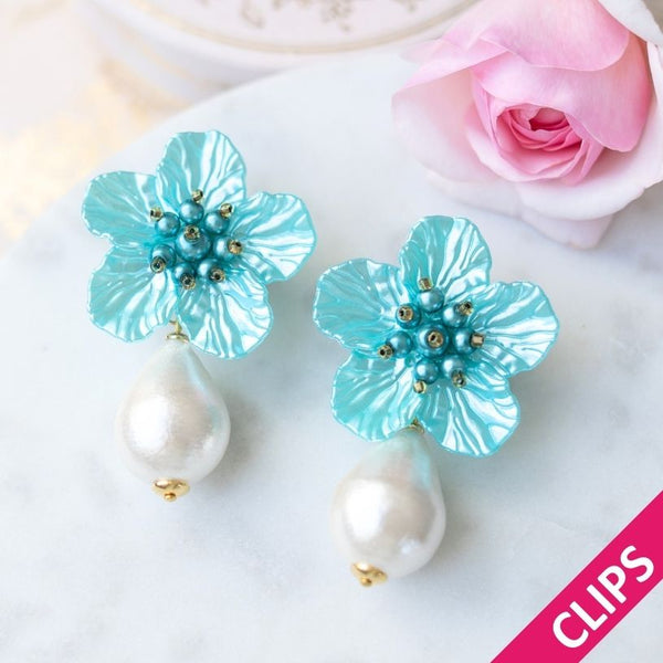 Elegante Blüten-Ohrclips in Türkis mit federleichten Baumwolltropfen