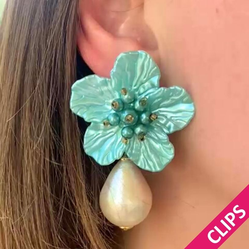 Elegante Blüten-Ohrclips in Türkis mit federleichten Baumwolltropfen