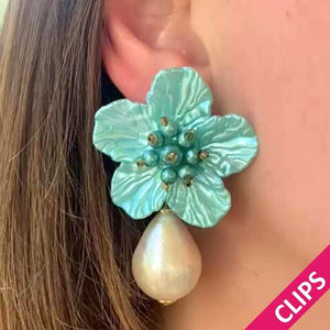Elegante Blüten-Ohrclips in Türkis mit federleichten Baumwolltropfen