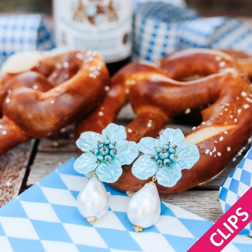 Elegante Blüten-Ohrclips in Türkis mit federleichten Baumwolltropfen