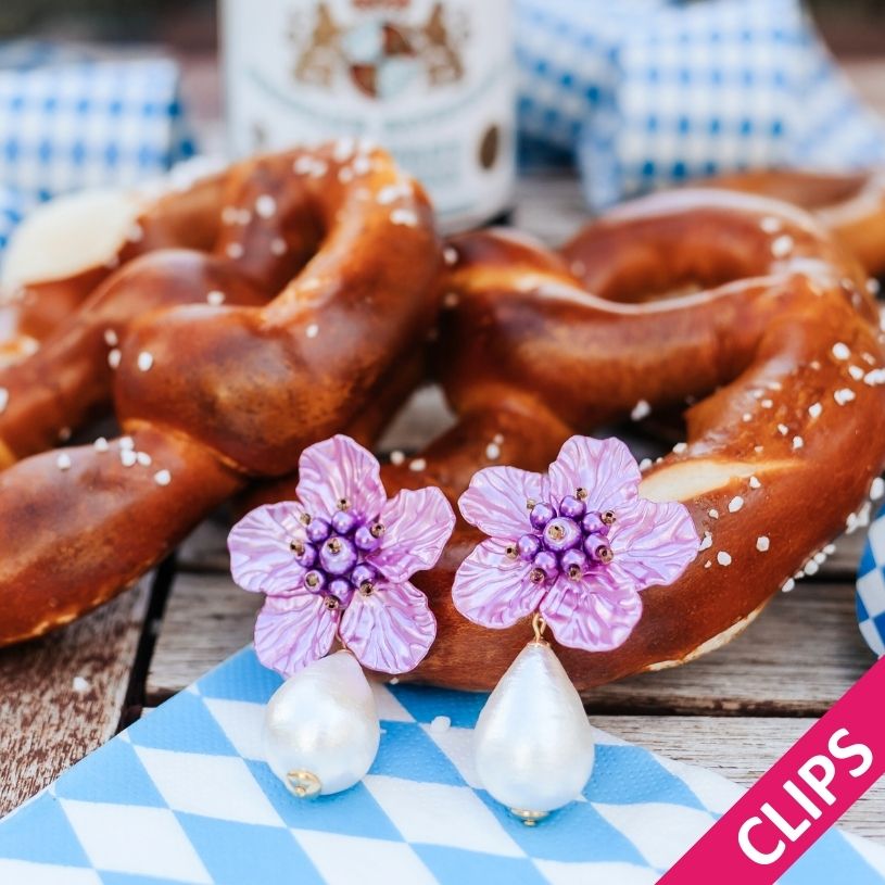 Elegante Blüten-Ohrclips in Altrosa-Violett mit federleichten Baumwolltropfen