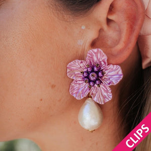 Elegante Blüten-Ohrclips in Altrosa-Violett mit federleichten Baumwolltropfen