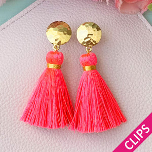 Vergoldete runde Ohrclips mit neonpinker Quaste