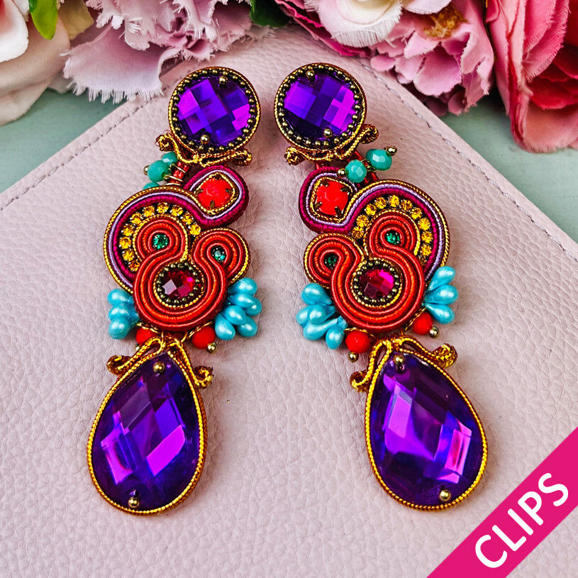 Soutache-Ohrclips mit Bändern in Orange und funkelnden Steinen in Magenta
