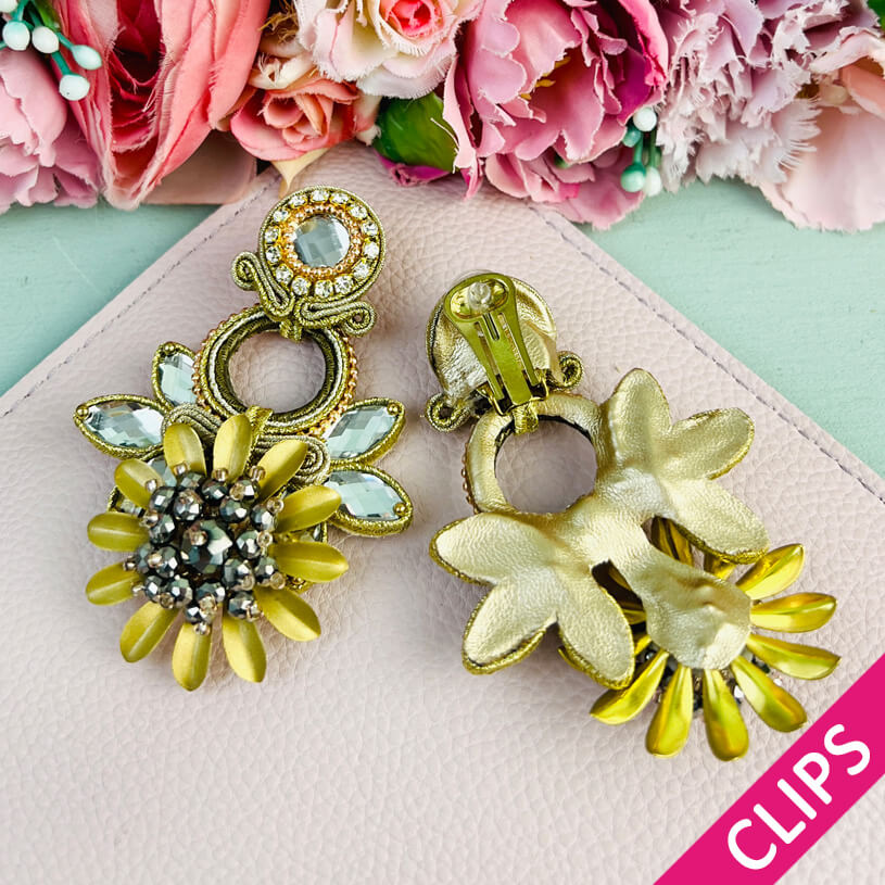 Große goldfarbene Ohrclips mit floralen Elementen in Soutache-Optik