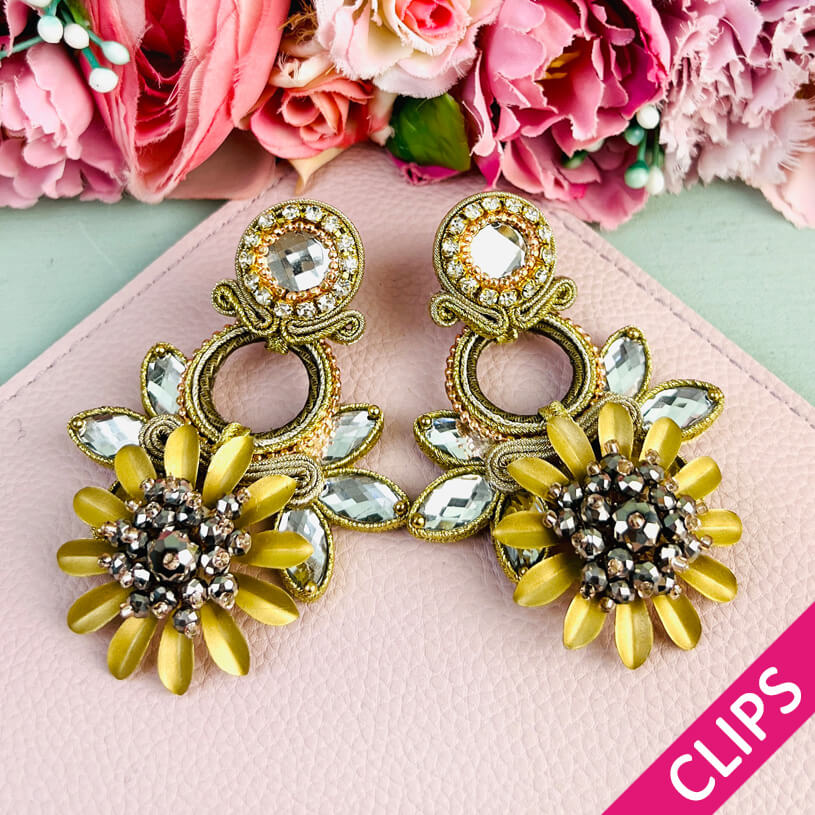Große goldfarbene Ohrclips mit floralen Elementen in Soutache-Optik