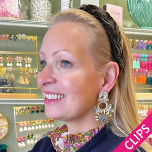Große goldfarbene Ohrclips mit floralen Elementen in Soutache-Optik