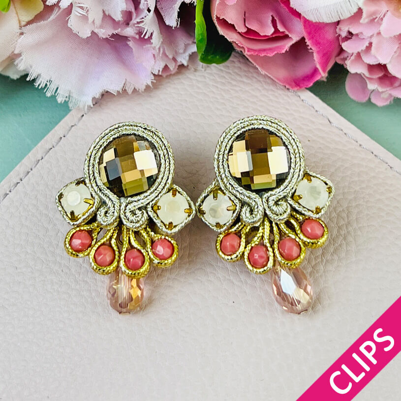 Kleine Soutache Ohrclips in Gold, Rosa und Lachsfarben mit funkelnden Tropfen