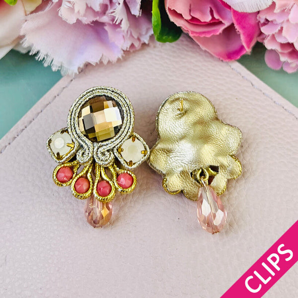 Kleine Soutache Ohrclips in Gold, Rosa und Lachsfarben mit funkelnden Tropfen