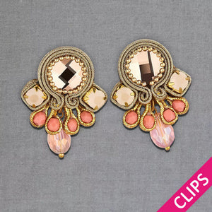 Kleine Soutache Ohrclips in Gold, Rosa und Lachsfarben mit funkelnden Tropfen