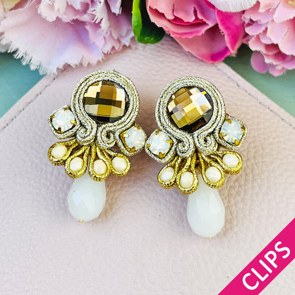 Kleine Soutache-Ohrclips mit goldfarbenen Bändern und schimmernden Steinen und Tropfen