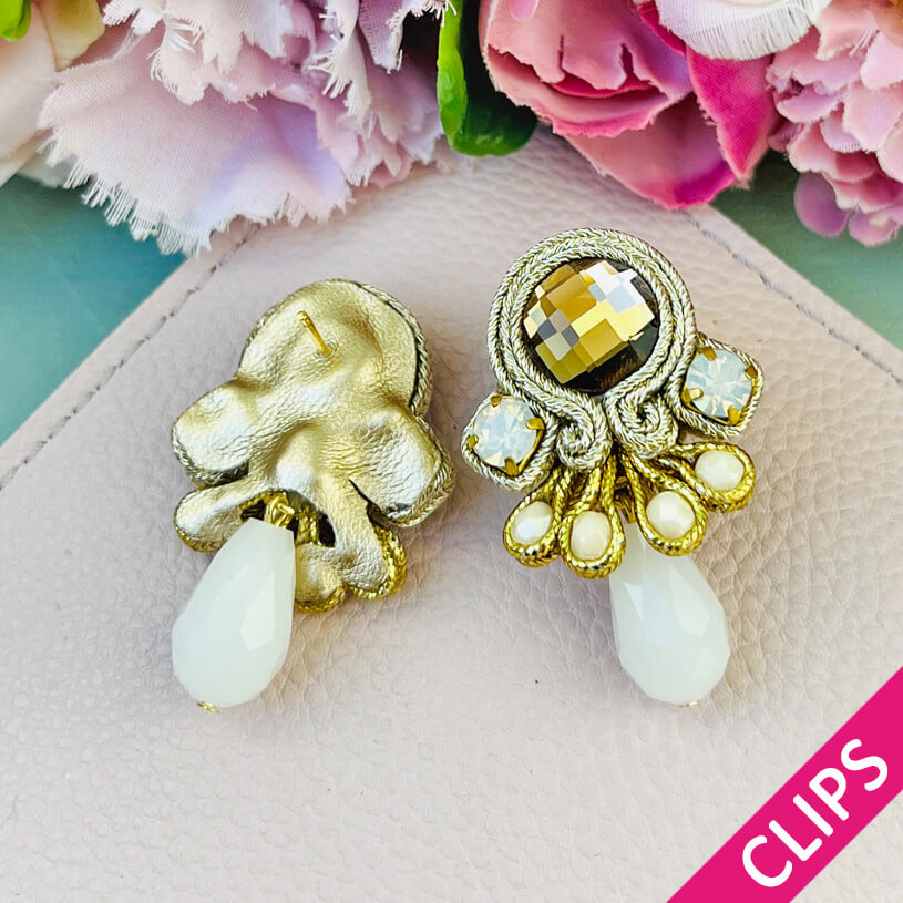 Kleine Soutache-Ohrclips mit goldfarbenen Bändern und schimmernden Steinen und Tropfen