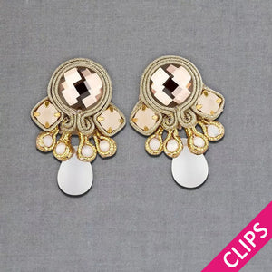 Kleine Soutache-Ohrclips mit goldfarbenen Bändern und schimmernden Steinen und Tropfen