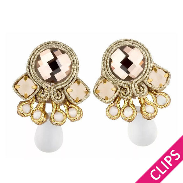 Kleine Soutache-Ohrclips mit goldfarbenen Bändern und schimmernden Steinen und Tropfen