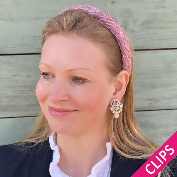 Kleine Soutache-Ohrclips mit goldfarbenen Bändern und schimmernden Steinen und Tropfen